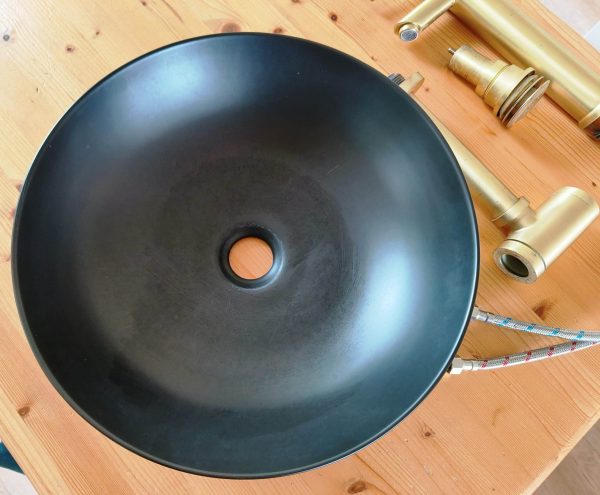 Mat Zwarte waskom met gouden meng Kraan en afvoer sch 04