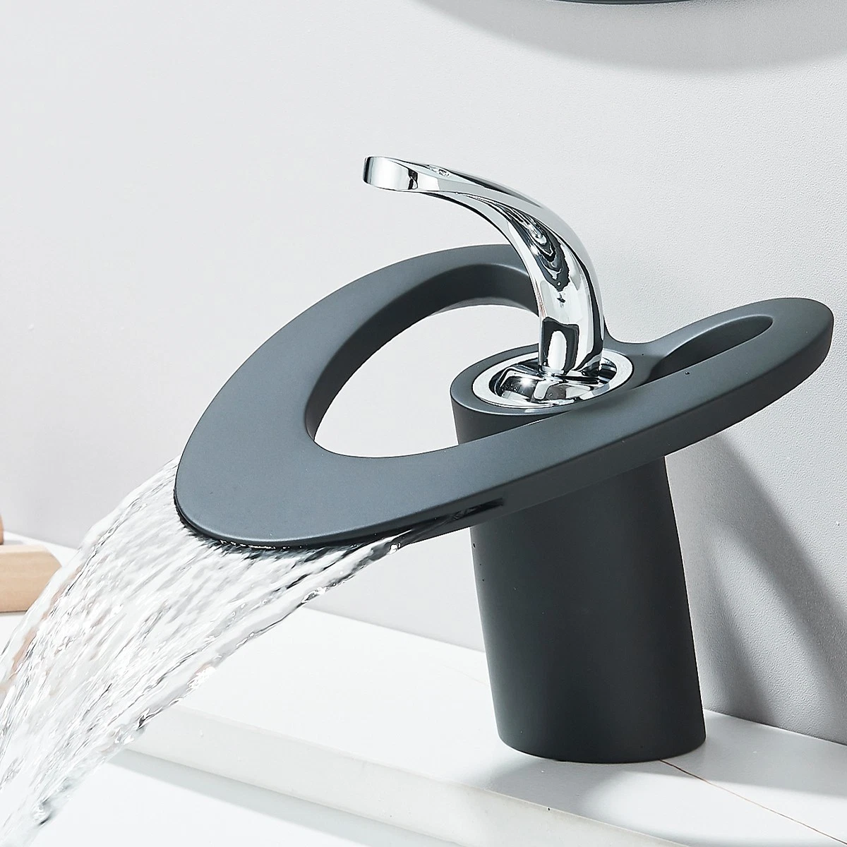 Exclusieve Luxe Design  WastafelKraan zwart  M 955